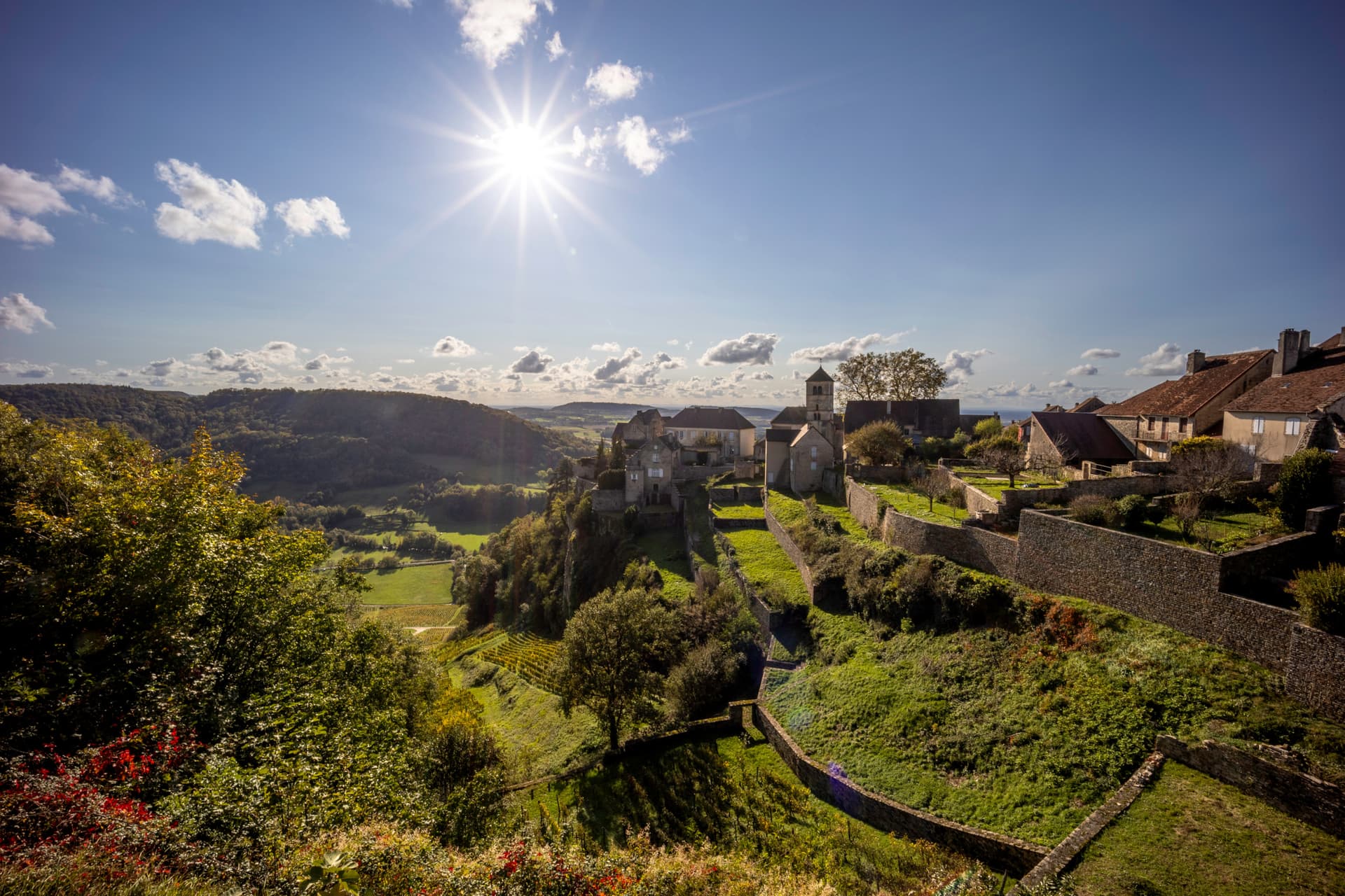 Wanderung zum Château-Chalon, emblematisches Weindorf des Jura
