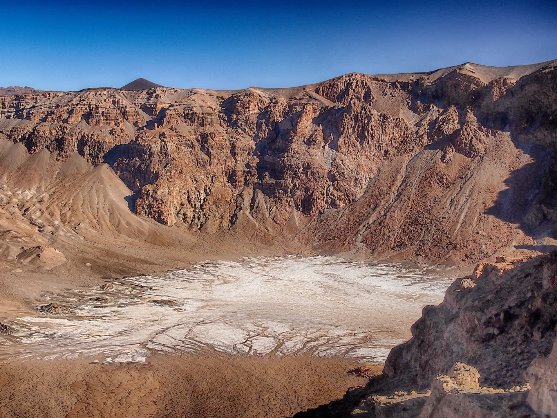 Tassili du haut Borkou, ascension de l'Emi Koussi, lac d'Ounianga et oasis de Faya.