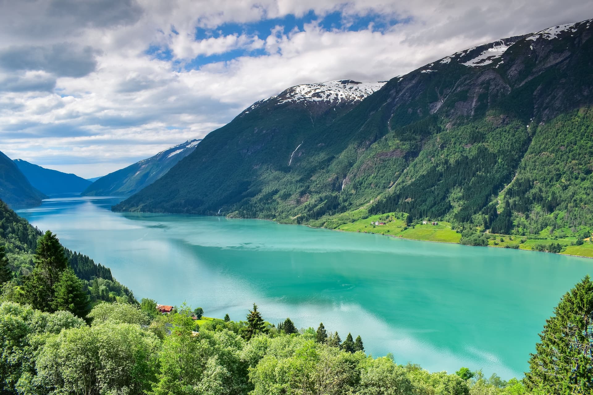 Auf der Suche nach Fjorden, Gletschern und historischen Schätzen