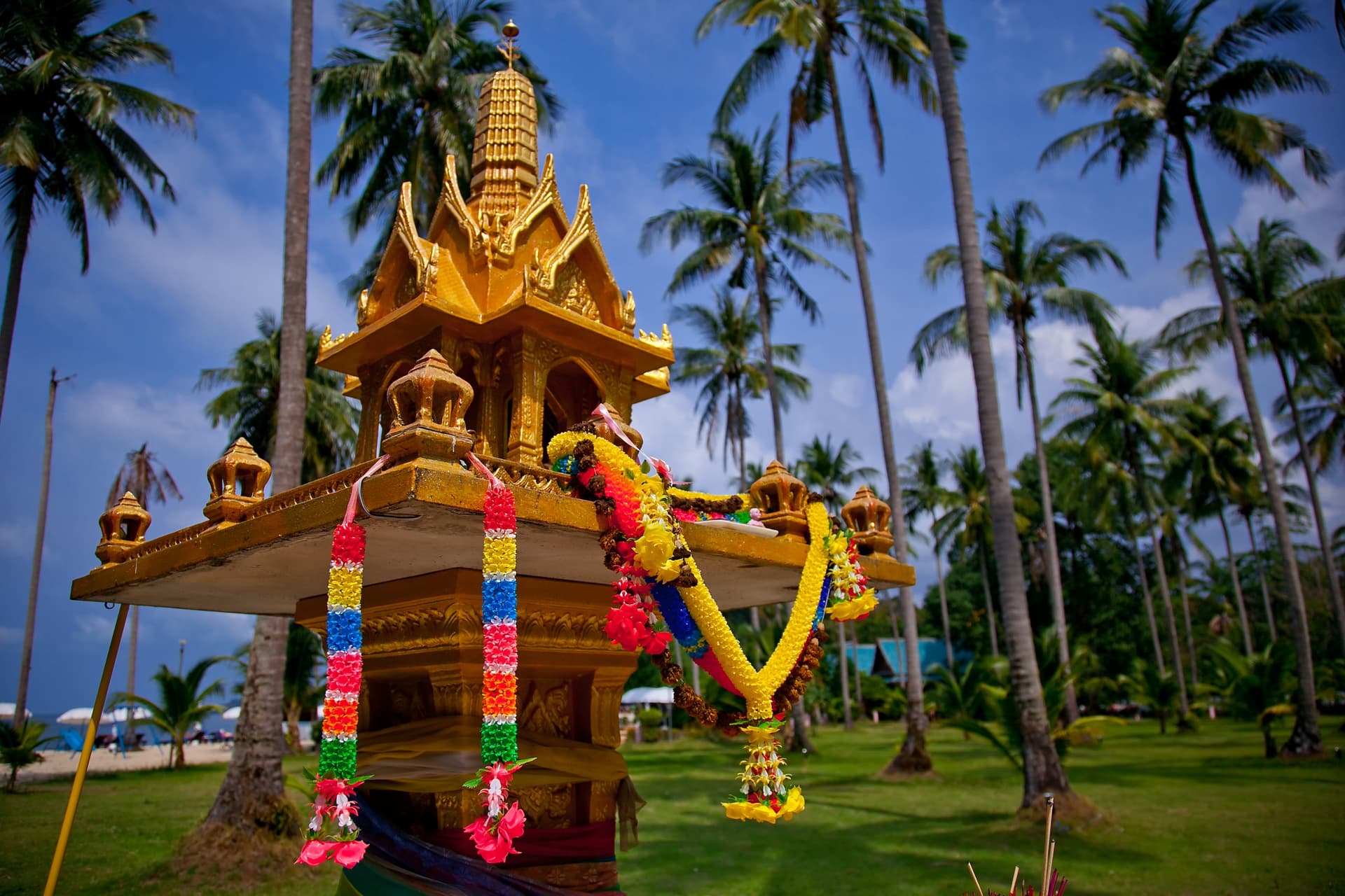 Was sind die kleinen Geisterhäuser in thailändischen Gärten?