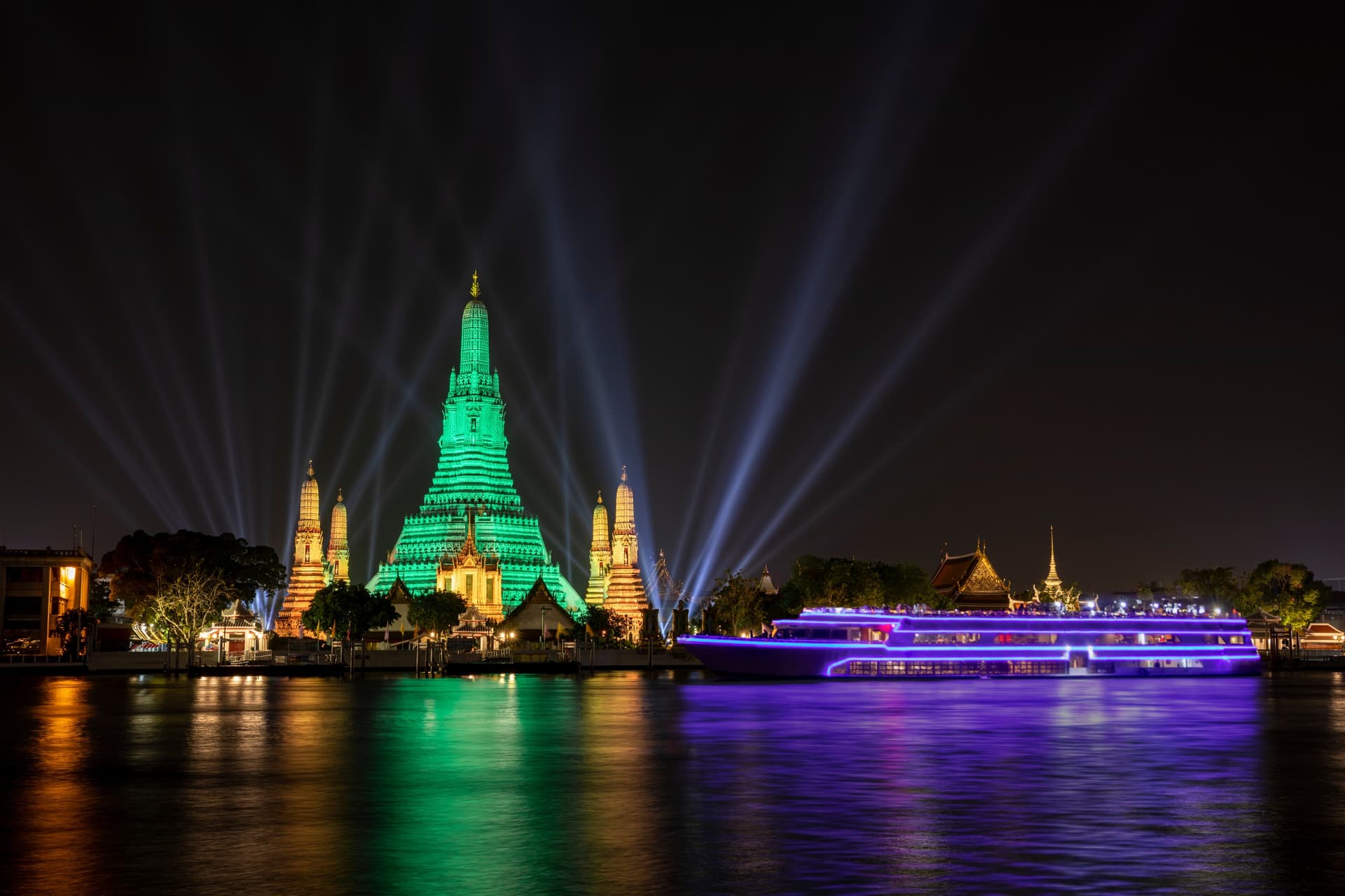 diner croisiere chao phraya shutterstock 1938451579