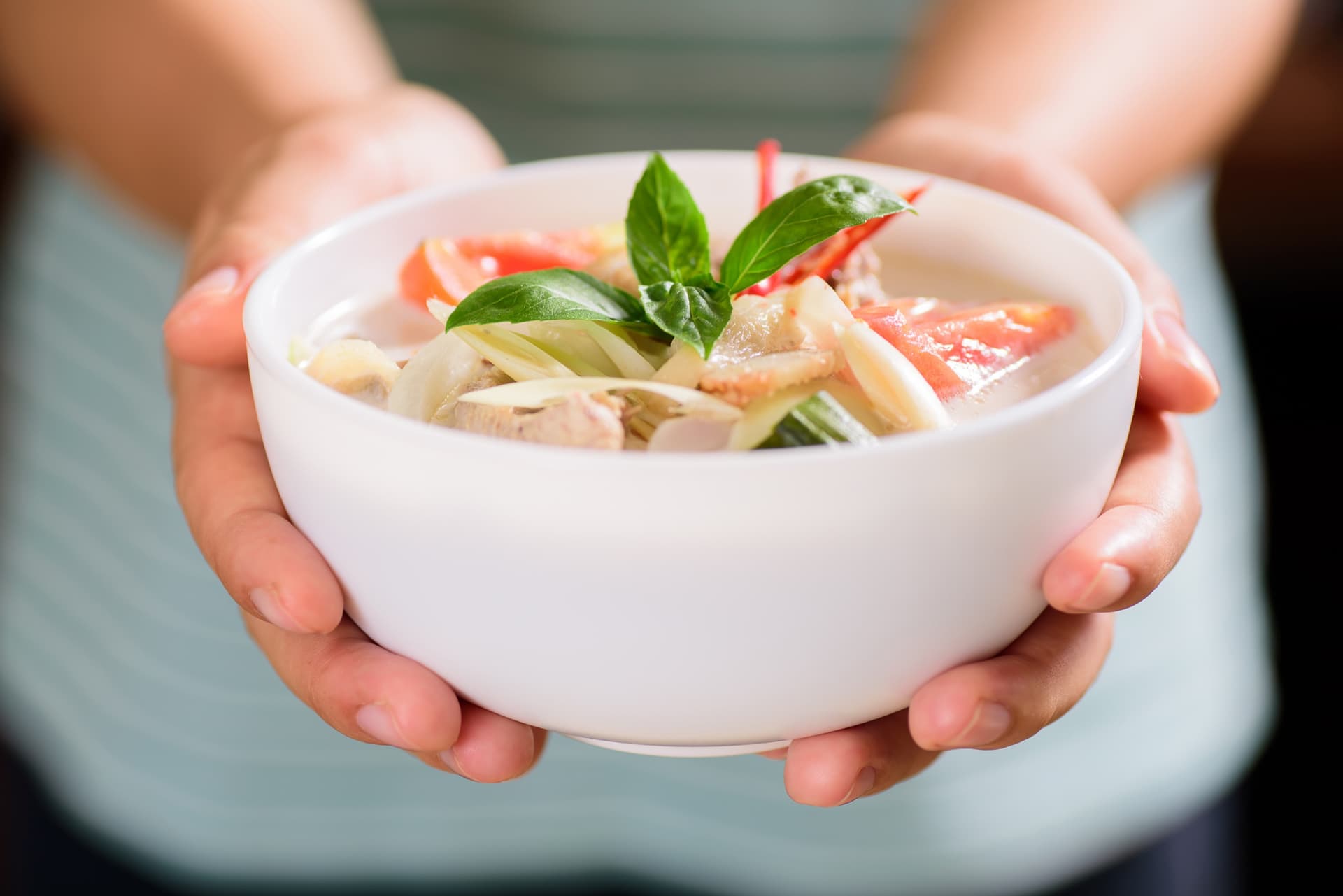 Tom Kha Kai: Das Rezept der unverzichtbaren Kokossuppe mit Huhn