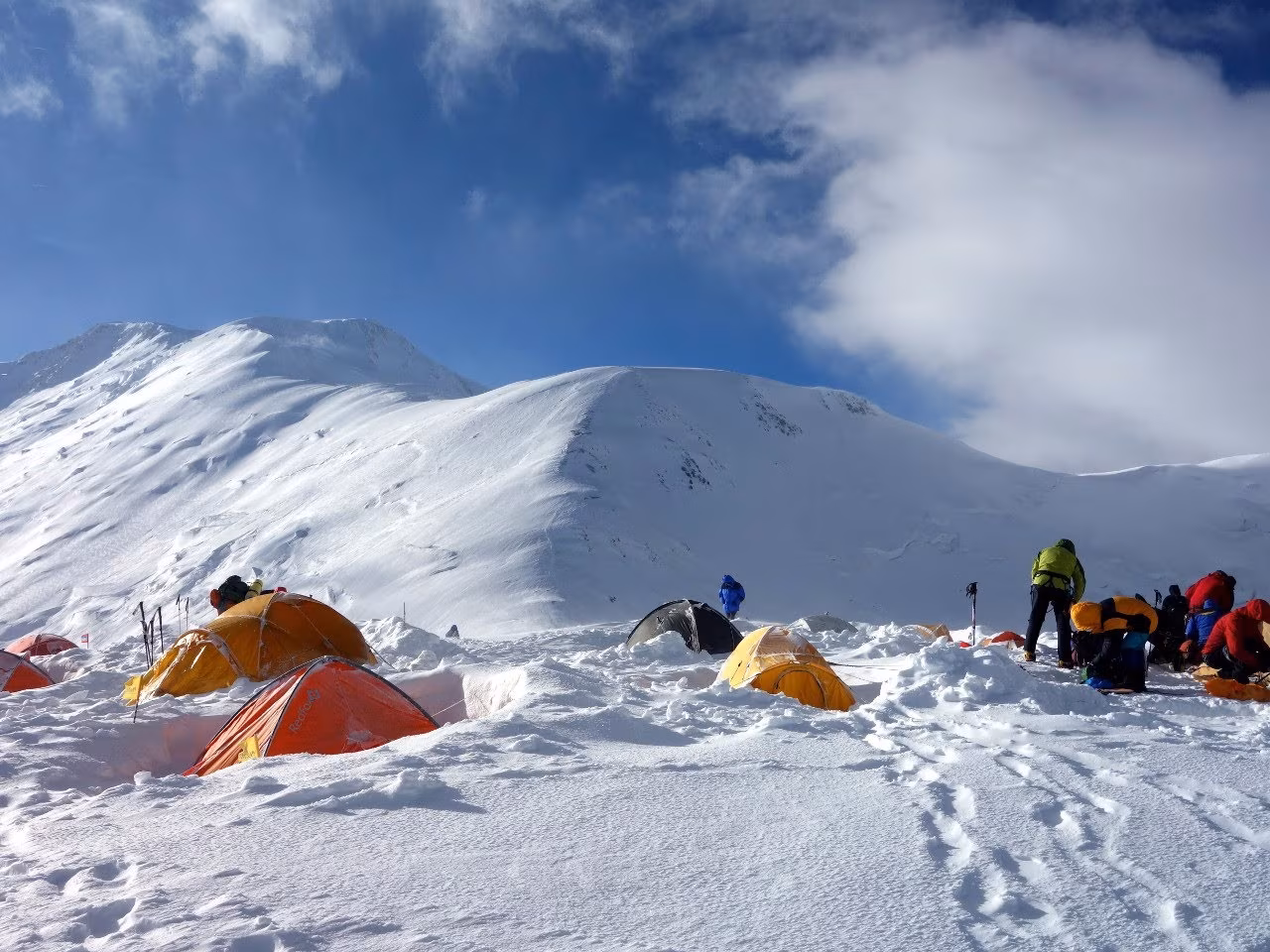 Besteigung des Gipfels Razdelnaya (6148m)
