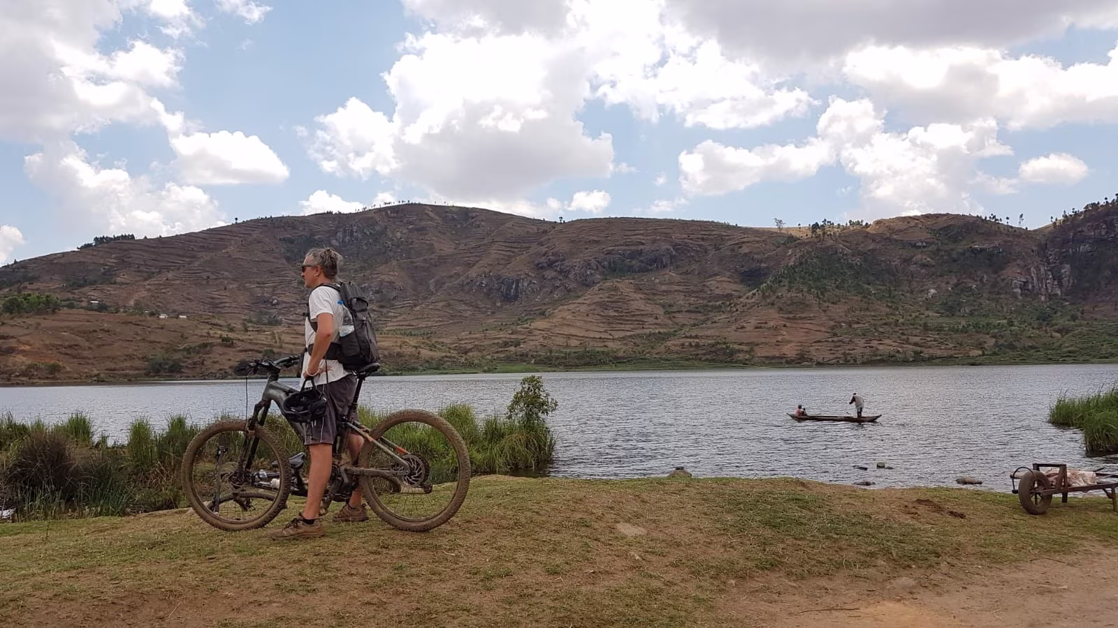 Die Landschaften des Westens von Tana mit dem Mountainbike und Wandern entdecken